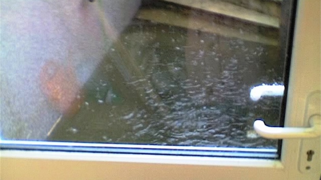 V Rokytnici v Orlických horách zatopila voda suterén ústavu. Klienti nemohou