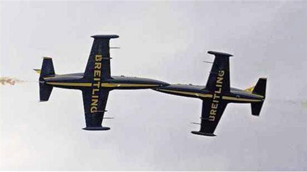 Akrobatick skupina Breitling Jet Team z Francie pevedla nad Hradcem Krlov dech berouc kousky. Letos se do msta znovu vrt.
