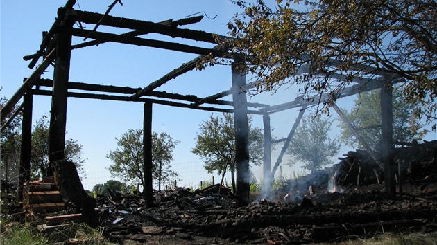 Vyhoelé hospodáské stavení u Stíbrnic na Uherskohradisku (15. ervna 2012).