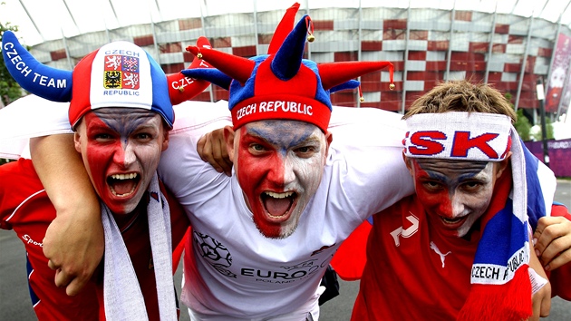 PED POSLEDNÍM ESKÝM ZÁPASEM. etí fanouci ped Národním stadionem ve...