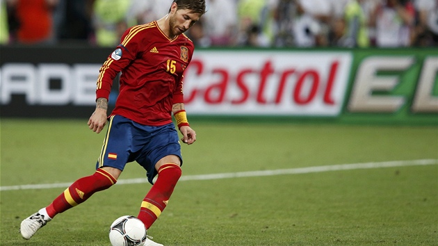 Španělský obránce Sergio Ramos při penaltě podkopává míč, který "panenkovským" způsobem skončí v brance.