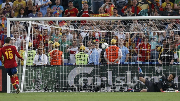 Španělský obránce Sergio Ramos napodobil Antonína Panenku a dloubákem proměňuje penaltu v semifinálovém rozstřelu Eura 2012 proti Portugalsku. Brankář Rui Patricio leží u tyče bez šance zasáhnout.