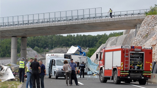 Nehoda eskho autobusu s 50 cestujcmi nedaleko tunelu Sveti Rok na chorvatsk dlnici A1.