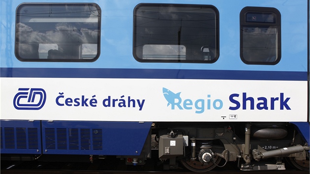 Polské vlaky Pesa Link II, které budou v Česku jezdit pod názvem RegioShark, při prezentaci na testovacím okruhu ve Velimi.