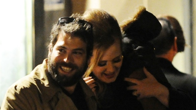 Adele s pítelem Simonem Konecki a jejich psem