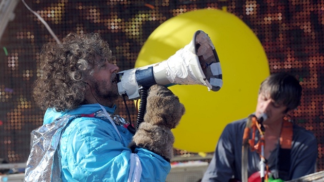 I kdy spchali, aby stihli rekord, The Flaming Lips na svých povstných show