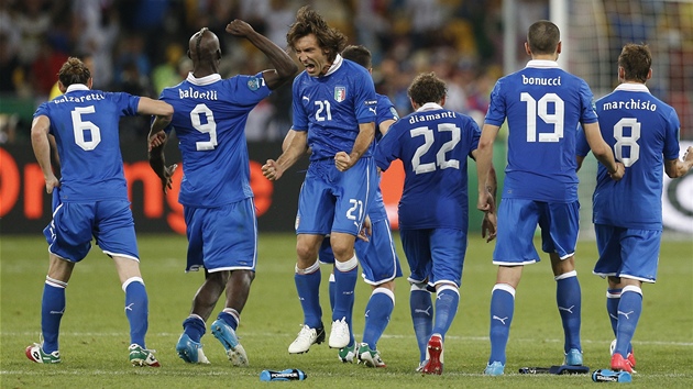 ITALSKÝ JÁSOT. Andrea Pirlo se raduje a s ním jeho spoluhrái z italské