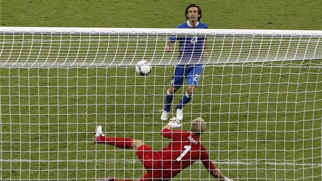 VROVICKÝ DLOUBÁK PO ITALSKU. Andrea Pirlo ve tvrtfinále Eura vychytrale