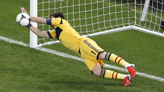 MÁM JI. Španělský brankář Iker Casillas chytá portugalskou penaltu. 