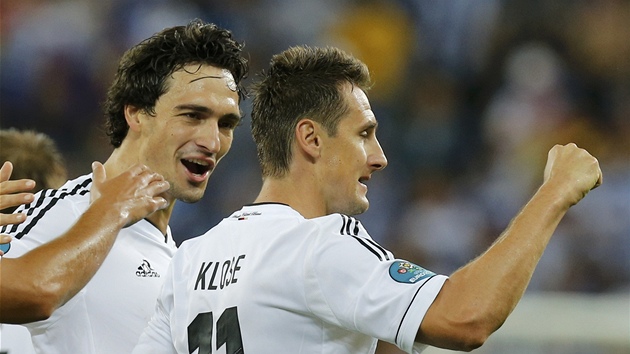 ASTNÝ STELEC. Nmecký útoník Miroslav Klose se raduje ze vsteleného gólu.