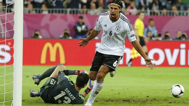 GÓÓÓL. Německý reprezentant Sami Khedira slaví gól, který před chvílí vstřelil.