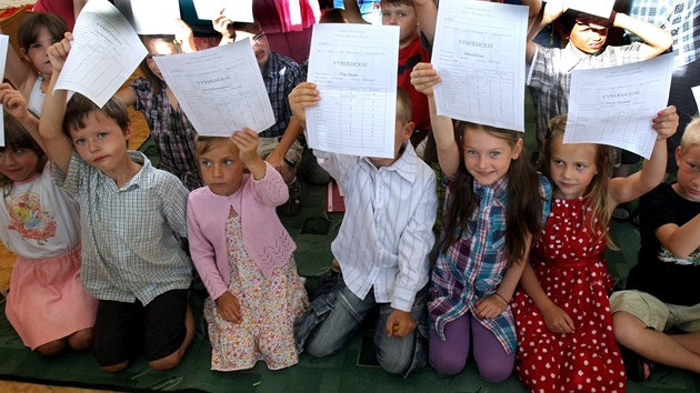 Žáci základní školy ve Starém Plzenci dostali vysvědčení o týden dřív než jinde. Na snímku jsou děti z první třídy. 