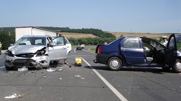 Při srážce dvou automobilů na obchvatu Třemošné se těžce zranili tři lidé. 