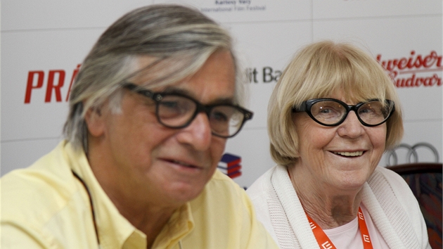 Prezident festivalu Ji Bartoka (vlevo) a umleck poradkyn Eva Zaoralov vystoupili 27. ervna v Karlovch Varech na tiskov konferenci ped zahjenm 47. ronku Mezinrodnho filmovho festivalu Karlovy Vary.