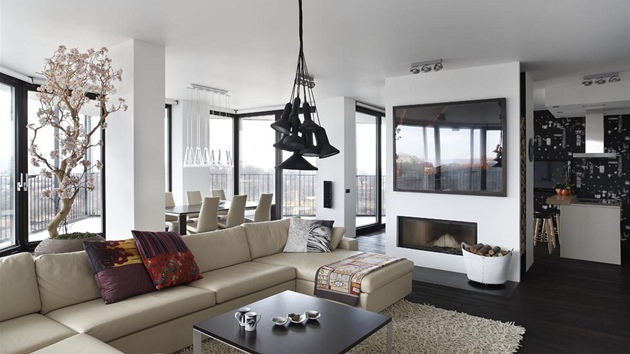 Obývacímu pokoji dominuje koená sedací souprava Cor s barevnými poltáky od B