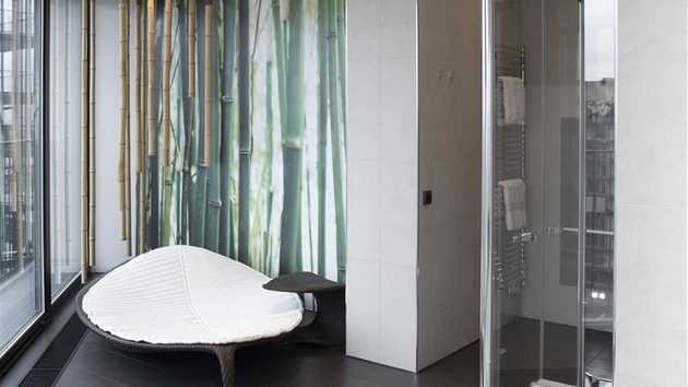 Odpoivnou zónu koupelny dekorují bambusové kmeny, je vybavena lehátkem Leaf