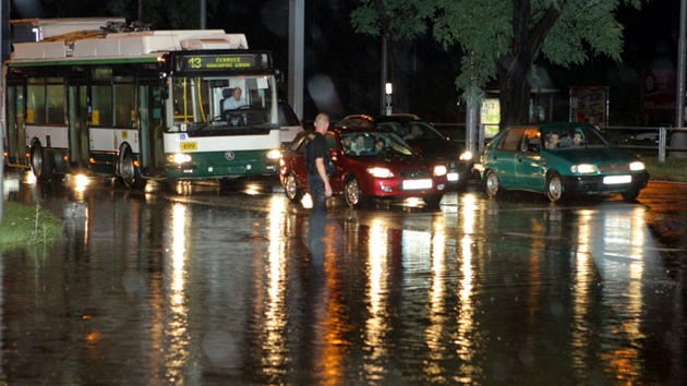 Zaplaven Rokycansk ulice v Plzni po pvalovm deti a bouce v noci ze stedy 20. ervna.