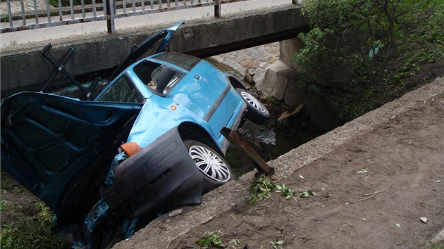 Fiat zapadl do mezery mezi okrajem silnice a mostkem pro pí.
