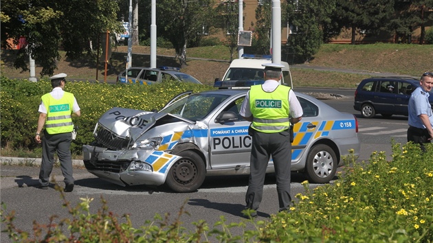 Havarovan policejn vz, ktermu v Praze-Kobylisch vjelo do cesty z vedlej silnice druh auto. Dva policist se pi srce zranili.