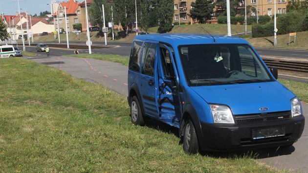 Policejnmu autu vjel do cesty vz Ford Connect, do jeho pravho boku policist narazili. Ford pot vjel na chodnk, po nm urazil jet nkolik destek metr.