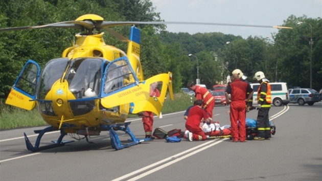 Posádka záchranáského vrtulníku oetuje jednoho ze zranných.