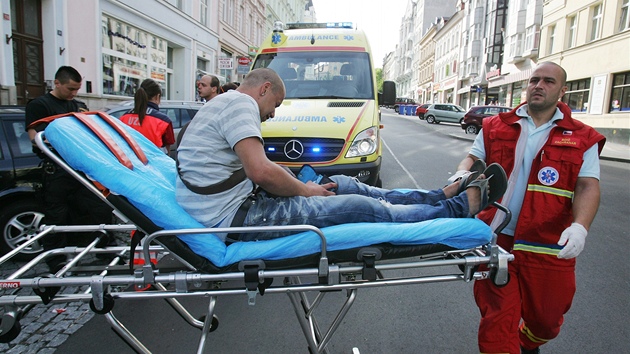 Trojice podnapilch mladku v ptek od asnch rannch hodin tropila vtrnosti v centru Karlovch Var. Zpacifikovat je musela a pivolan policejn hldka, jednoho z vtrnk odvela zchranka.