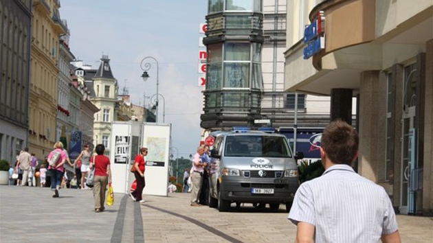 U tvrtm rokem funguje bhem filmovho festivalu v Karlovch Varech i mobiln policejn centrum. Jedno ze stanovi je ped budovou esk spoitelny v ulici T. G. Masaryka.