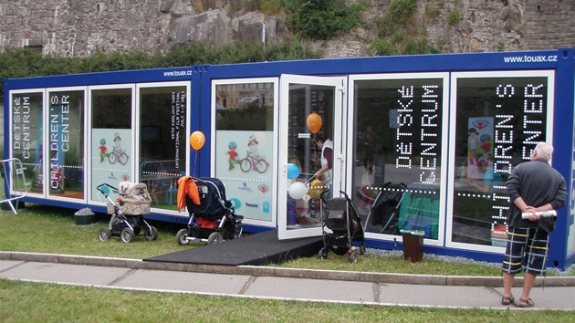 Pes noc vyrostlo ped karlovarským hotelem Thermal Dtské centrum.