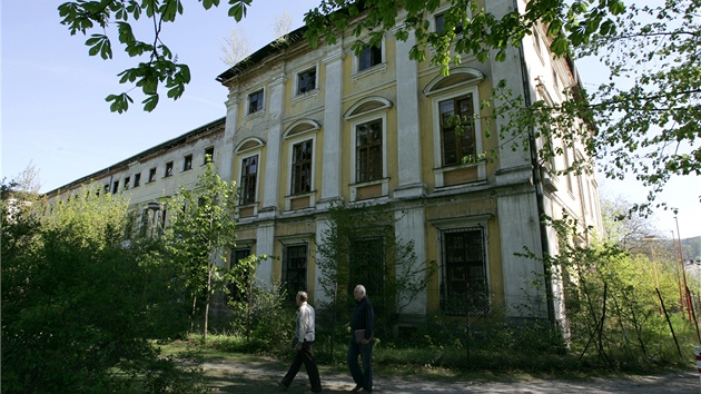 Zchátralý zámek v Dlouhé Lou�ce nedaleko Uni�ova na Olomoucku.