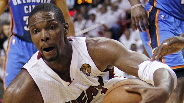 Chris Bosh z Miami Heat se vrhá po míi.