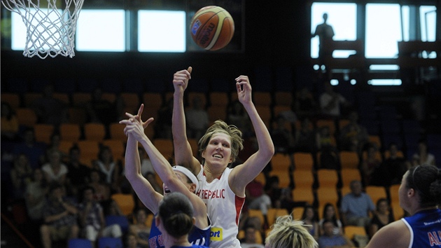 �eská basketbalistka Jana Veselá �ní nad soupe�kami z Velké Británie.