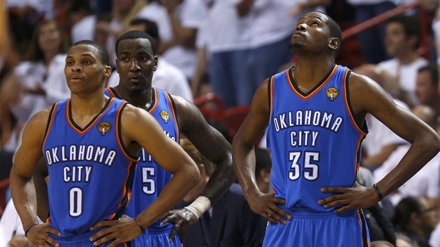 TUÍ PRيVIH. Russell Westbrook, Kendrick Perkins a Kevin Durant (zleva) z