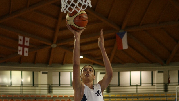 Evan Fournier v za�átcích ve francouzském reprezenta�ním dresu. St�ílí na ko�