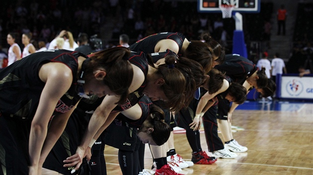 TRADICE JE TRADICE. Japonské basketbalistky se ped utkáním klaní svému soupei.