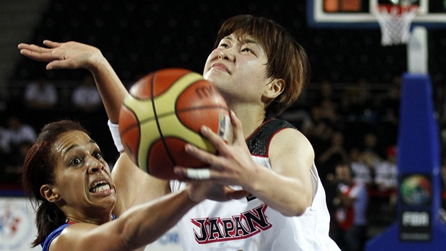 Japonská basketbalistka Juka Mamijová se v zápase Portorikem prodírá kolem