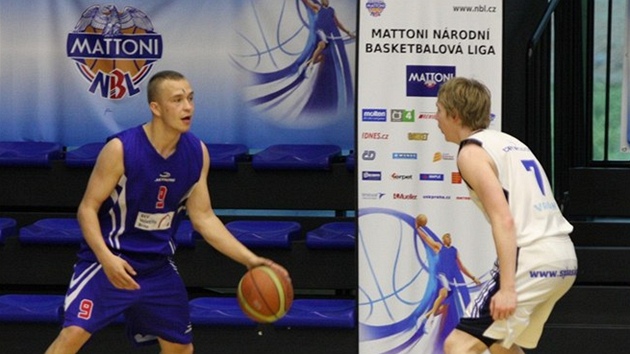 PRVOLIGOVOU CESTOU. Dva mladí rozehrávai, kteí míí do eské elity z pedních