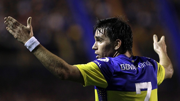 Pablo Mouche z argentinského Boca Juniors si stuje rozhodímu.