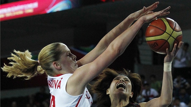 eská basketbalistka Alena Hanuová blokuje Emi Kudekenovou z Japonska.
