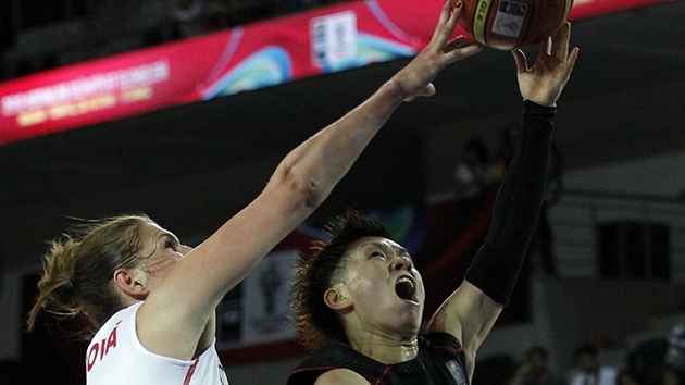 eská basketbalistka Ilona Burgrová blokuje japonskou rozehrávaku Juko Ogaovou.