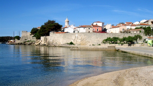 Chorvatsko, Krk. Pr krok od vstupu do historick sti msta se rozkld men oblzkov pl. Voda je przran ist.