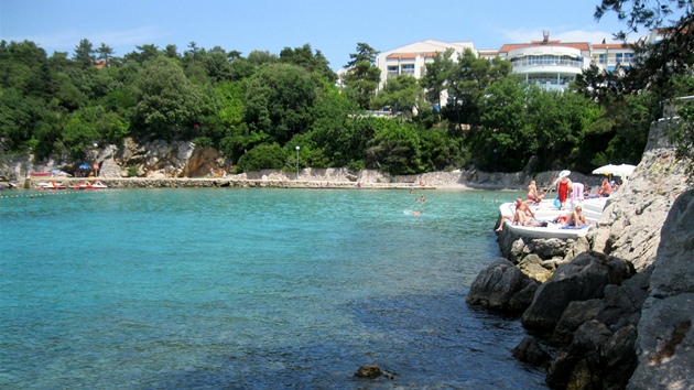 Chorvatsko, Krk.  Zátoka pod hotelem Draice má písené dno. Hloubka je malá a...