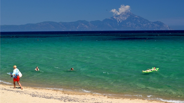 Plá� u letoviska Sarti (Sithonia), v pozadí hora Athos