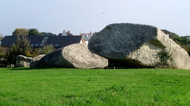 Rekordman mezi menhiry. S 280 tunami je to největší objekt, který dokázali neolitičtí lidé se svojí primitivní výbavou vztyčit.