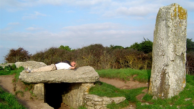 Siesta. Turista se vyhřívá na pradávném dolmenu v Lockmariaqueru.