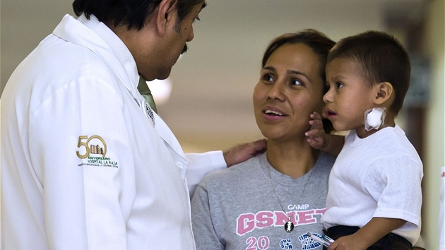 Matka chlapce mluv s doktorem Jaimem Zaldivarem, kter vedl operaci (27. ervna 2012)