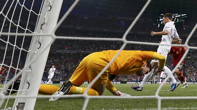 VZTEK. Francouzský brankář Hugo Lloris se po gólu Španělů zlobí na spoluhráče.