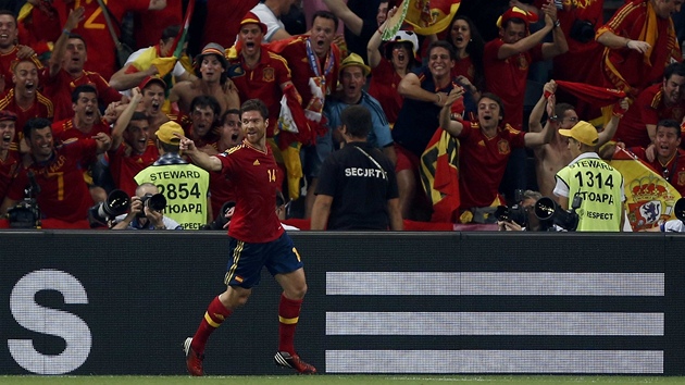 PANLSKÁ EUFORIE. Xabi Alonso slaví s fanouky gól proti Francii.