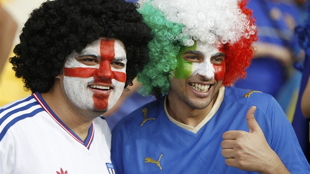 NEPŘÁTELÉ, NEBO KAMARÁDI? Fanoušci na Olympijském stadionu v Kyjevě před čtvrtfinále Eura mezi Anglií a Itálií.