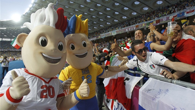 HEJ, POJĎTE SEM! Fanoušci na Olympijském stadionu v Kyjevě se před čtvrtfinále