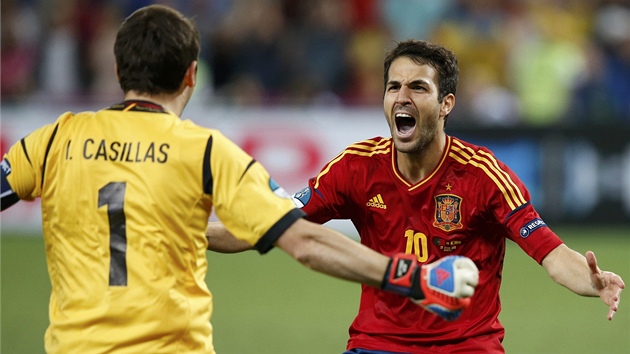 JE TO TAM! Branká Casillas jde gratulovat Cesku Fabregasovi k penalt, která...